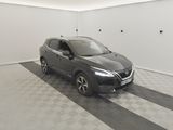 la voiture est garée dans le garage sur le sol en damier