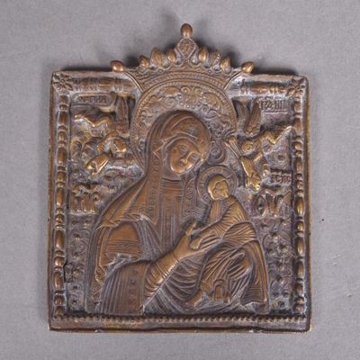 une plaque métallique représentant la Vierge à l'Enfant