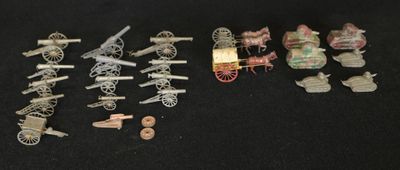 quelques petits véhicules miniatures en métal et d'autres objets posés sur une surface noire
