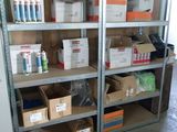 de nombreux cartons et boîtes sur les étagères du garage