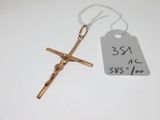 une croix et une étiquette de prix posées sur une table blanche
