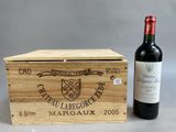une boîte en bois avec une bouteille de vin à côté