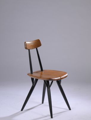 une image représentant une chaise en bois avec des pieds noirs et une assise en bois