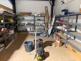 une pièce où se trouvent de nombreuses étagères et de nombreux outils