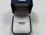 gros plan d'une bague dans une boîte sur une table