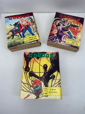 trois bandes dessinées sont empilées sur une table