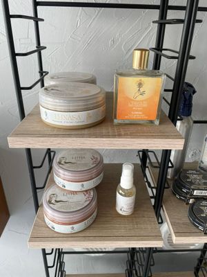 une étagère sur laquelle sont disposés de nombreux produits de beauté