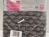 tissu à motifs gris et noirs, orné d'une étiquette rose