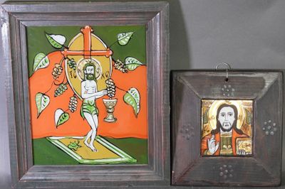 deux images encadrées de Jésus posées sur une étagère, à côté d'une image de Jésus