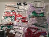 de nombreux sacs de vêtements posés sur une table