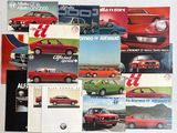 tout un tas de brochures de voitures anciennes qui sont posées sur la table