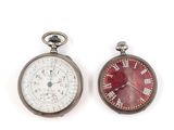 deux horloges placées côte à côte sur une surface blanche