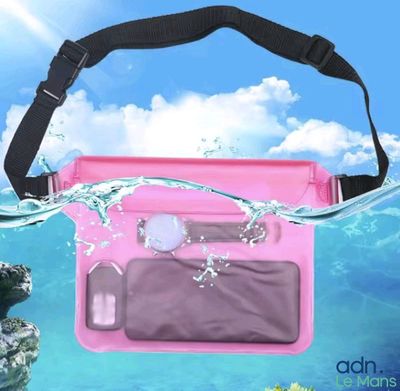 un sac rose imperméable, auquel est attaché un téléphone portable, flottant dans l'océan