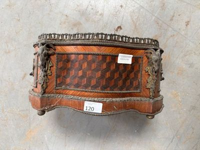 un plateau en bois orné d'un motif à carreaux