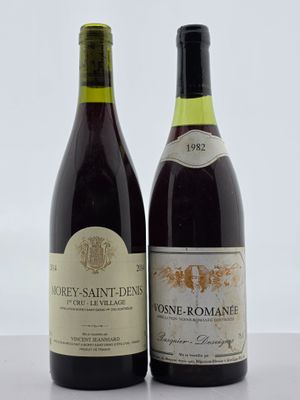 deux bouteilles de vin posées l'une à côté de l'autre sur une table