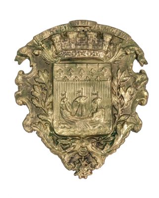 an image of a gold plate with a coat of arms and a crown on it
