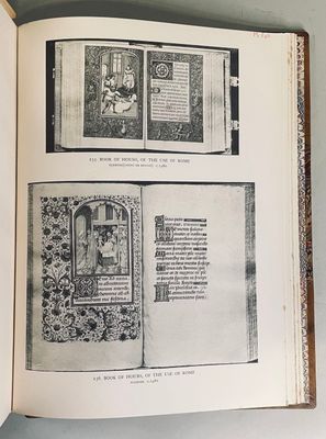 deux pages d'un livre ouvertes sur une table