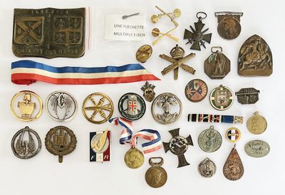beaucoup de médailles et de médailles sur la table