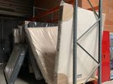 de nombreux matelas sur une palette dans un entrepôt