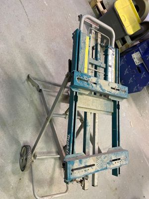un chariot posé par terre à côté d'une poubelle