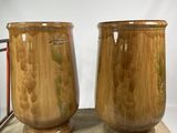 deux vases marron posés sur une charrette en bois
