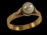 gros plan d'une bague en or contenant une perle