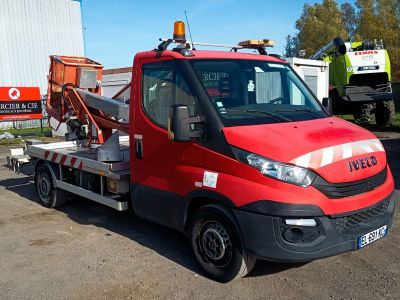 un camion rouge garé à côté d'un camion blanc