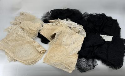trois paires de combinaisons de lingerie noires, blanches et beiges posées sur une surface blanche