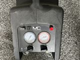 vue de dessus d'une machine équipée de jauges sur le côté