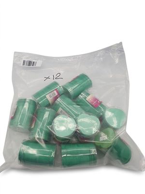 un sachet de pilules vertes sur fond blanc