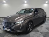 une photo d'une voiture grise dans un showroom