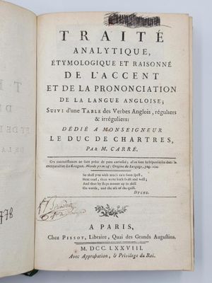 un livre ouvert avec une écriture dessus, posé sur une table