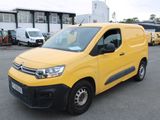 Une camionnette Citroën garée sur un parking, avec d'autres véhicules en arrière-plan