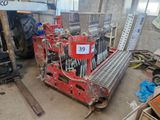 une machine rouge qui se trouve dans un garage