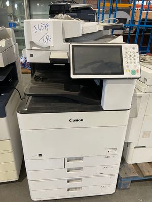 de nombreuses imprimantes et scanners différents dans un grand entrepôt