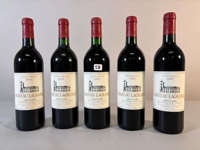 quatre bouteilles de vin sont alignées sur une table