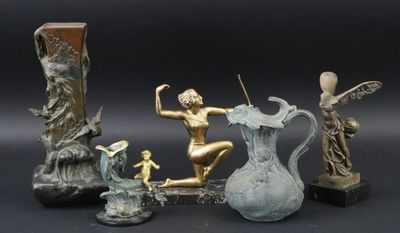 un grand nombre de statues posées sur une table