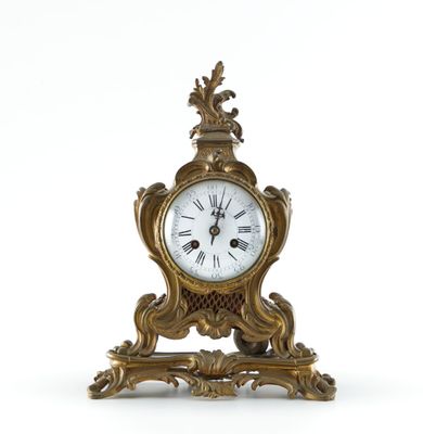 une horloge dorée sur fond blanc, avec un fond blanc