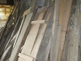 plusieurs pièces de bois sont empilées dans une pièce