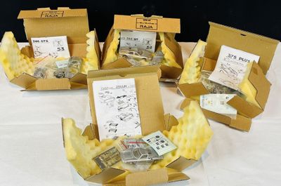 Plusieurs boîtes remplies d'argent sont posées sur une table devant un fond noir.