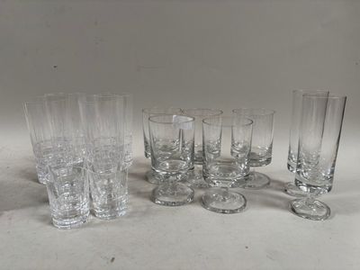 un grand nombre de verres posés sur une table