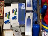 une boîte remplie de jouets et d'autres objets posée par terre