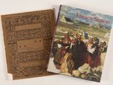 deux livres posés l'un à côté de l'autre sur une table