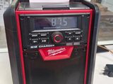 une radio posée sur une table