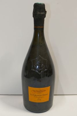 Des bouteilles de champagne sont posées sur une surface blanche
