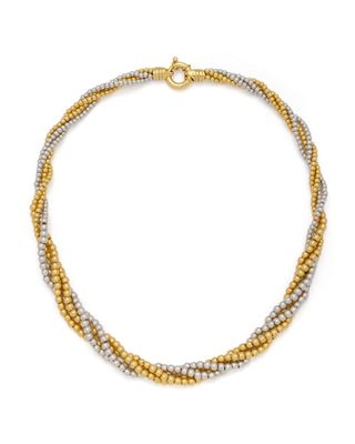 un collier composé de perles dorées et argentées sur fond blanc