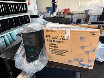 une boîte contenant du matériel informatique posée sur une table dans une pièce