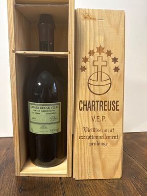 une boîte en bois avec une bouteille de vin à l'intérieur