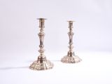 paire de chandeliers en argent sur fond blanc