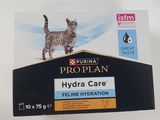 une photo d'une boîte de nourriture pour chat ProPlan sur laquelle est perché un chat